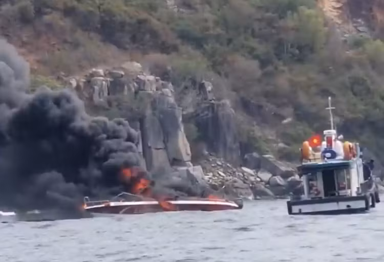 Cháy ca nô trên vịnh Nha Trang, hai thuyền viên bị bỏng