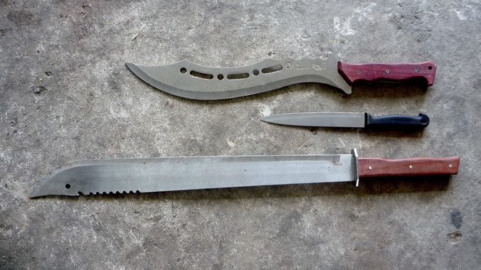 Cơ quan chức năng thu giữ hung khí liên quan vụ việc.