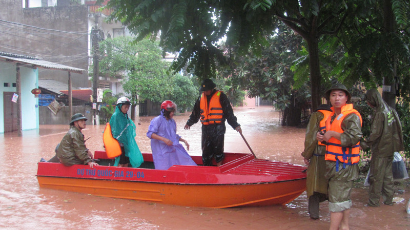 Xuồng máy Bộ CHQS tỉnh kịp thời đưa người dân thoát khỏi rốn lũ. Ảnh: Duy Chiến