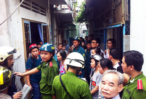Hỏa hoạn khiến con hẻm nhỏ náo loạn. Ảnh: An Nhơn (VnExpress).