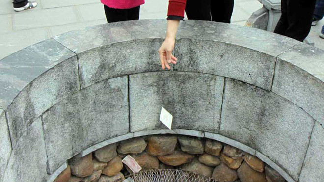 Tiền lẻ vẫn là vấn đề nhức nhối trong công tác quản lí lễ hội. Ảnh: H. Tuấn