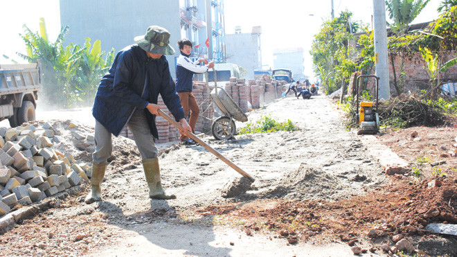 Xây dựng đường tại xã Thụy Hương (Chương Mỹ, Hà Nội). Ảnh: Minh tuấn