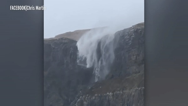 Thác nước chảy ngược lên trời do gió thổi quá mạnh.