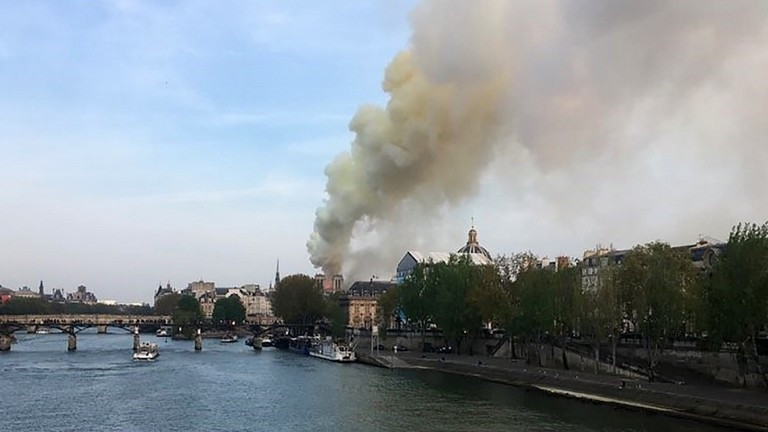 Nhà thờ Đức Bà Paris là công trình nổi tiếng không chỉ ở nước Pháp mà còn trên thế giới, mang đậm giá trị tôn giáo và nghệ thuật, đã bất ngờ gặp hỏa hoạn