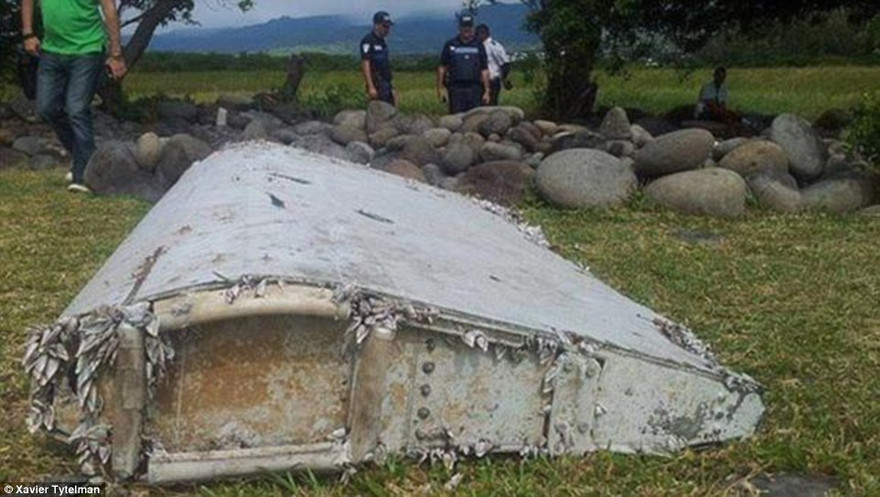 Mảnh vỡ được cho là của MH370 tại Madagascar (ảnh: Daily Mail