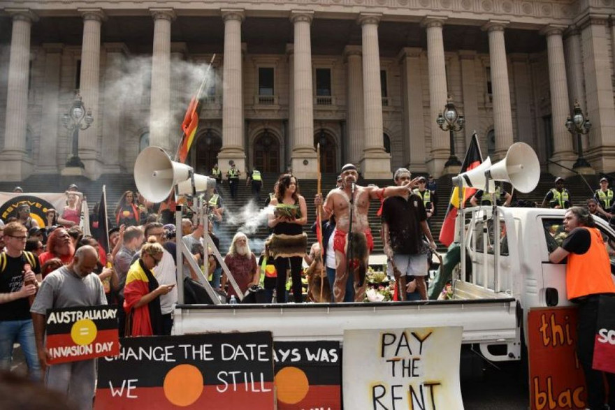 Ngày Australia vẫn còn là một sự kiện gây nhiều tranh cãi trong lòng người dân nước này, khi không ít người phản đối việc tưởng niệm những người bước đầu đặt nền móng cho quá trình thực dân hóa tại Australia