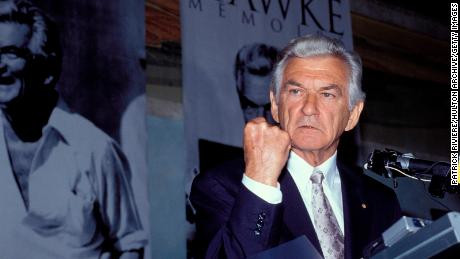 Cựu Thủ tướng Australia Bob Hawke trong buổi ra mắt hồi ký của ông vào năm 1994