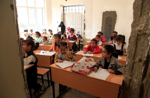 Bên những bức tường còn nguyên vết tích giao tranh, cô trò Yemen vẫn đến lớp với ước mơ bình dị - được dạy và được học 