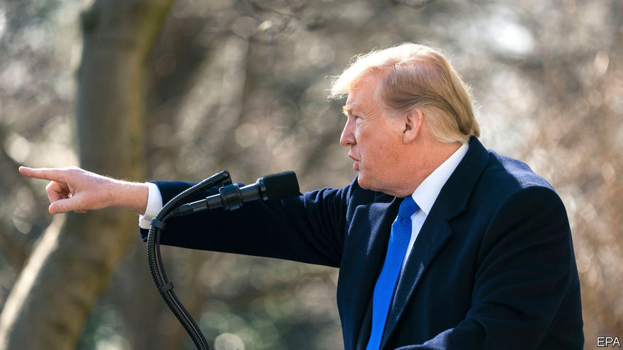 Ông Trump có lạm quyền khi áp đặt Tình trạng khẩn cấp?