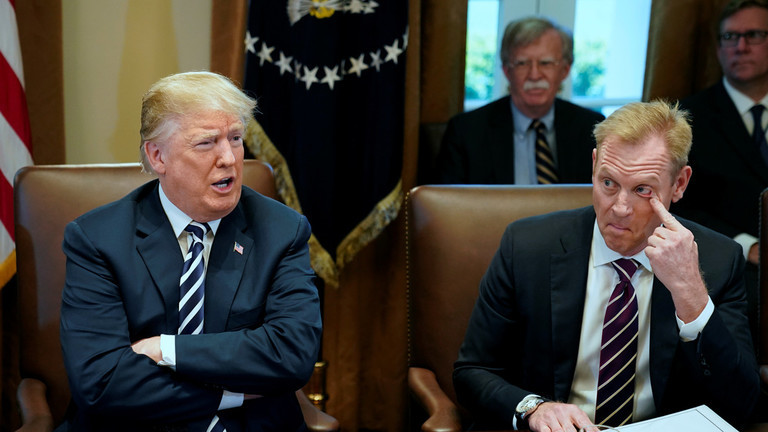 Bộ trưởng Quốc phòng Mỹ Patrick Shanahan (phải) vừa có chuyến đi bất ngờ đến Afghanistan