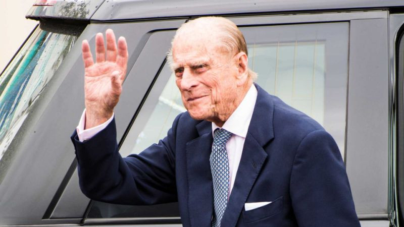 Phu quân Nữ hoàng Anh tự nguyện nộp bằng lái xe sau khi gây tai nạn