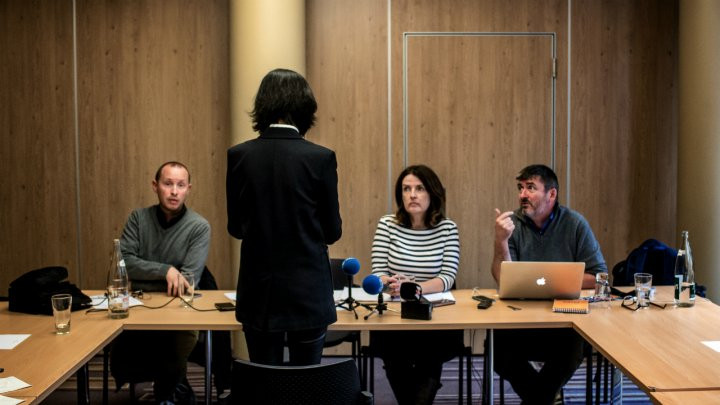 Bà Grace Mạnh trong buổi họp báo giấu mặt tại Pháp