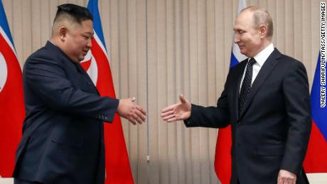 Nhà lãnh đạo Triều Tiên Kim Jong Un (trái) trong buổi hội đàm với Tổng thống Nga Vladimir Putin