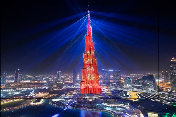 Tòa nhà Burj Khalifa tại Dubai được "nhuộm đỏ" để chào đón Tết nguyên đán 2019 (Ảnh: The Khaleej Times)