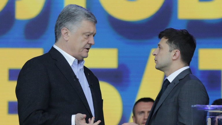 Cuộc tranh cử Tổng thống Ukraine giữa hai ứng viên Petro Poroshenko (trái) và Volodymyr Zelensky đang trở nên nóng hơn, với những rắc rối và lùm xùm bên lề
