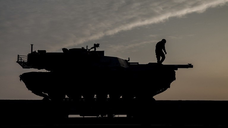 Xe tăng Mỹ tại căn cứ không quân Mihail Kogalniceanu, Romania