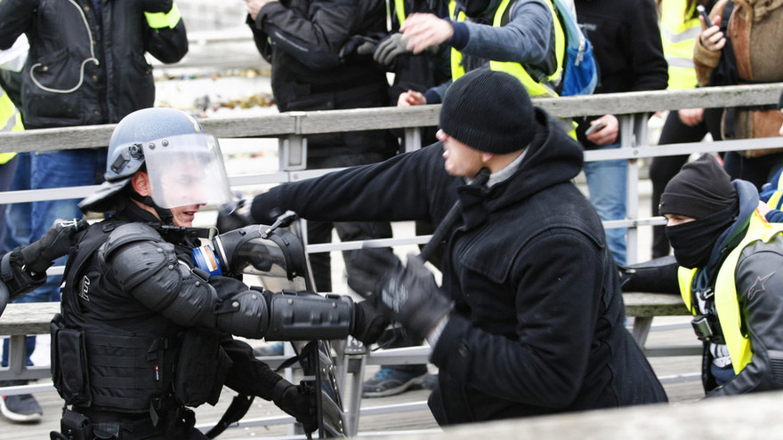 Cựu vô địch boxing Pháp Christophe Dettinger (phải) bất ngờ "nổi tiếng" bởi khoảnh khắc "ra đòn" với cảnh sát trong cuộc biểu tình "Áo vàng"