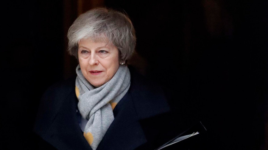 'Thoát hiểm' phút chót, sóng gió đã qua với Thủ tướng May?