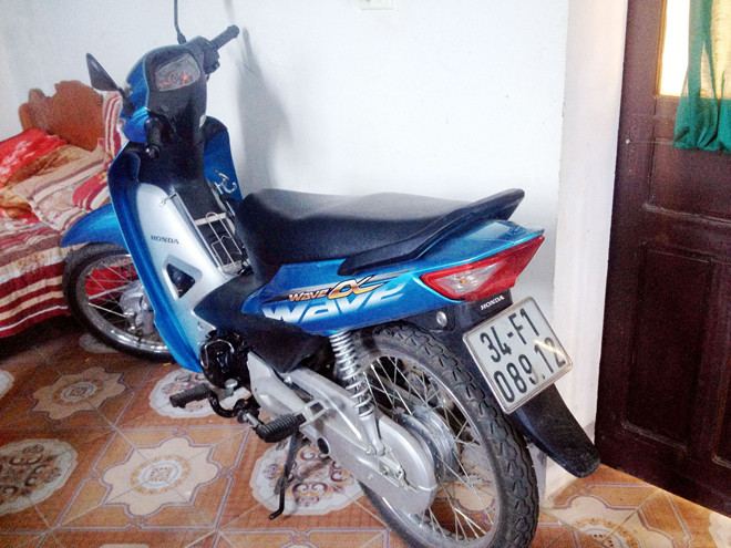 Chiếc xe máy mang BKS 34F1-089.12 bị Công an xã Thạch Bình tạm giữ