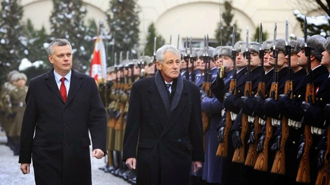  Bộ trưởng Quốc phòng Mỹ Chuck Hagel cùng người đồng cấp Ba Lan Tomasz Siemoniak duyệt đội danh dự trong chuyến thăm của ông Hagel tới Ba Lan hôm 20/4. Ảnh: AP 