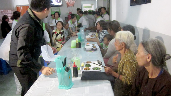 Những lao động nghèo ăn cơm tại quán cơm Huynh Đệ.