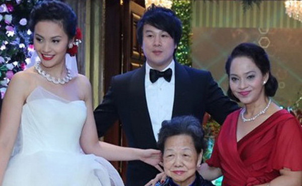 Thanh Bùi và vợ trong đám cưới vào cuối tháng 12. Ảnh: Nghĩa Lê