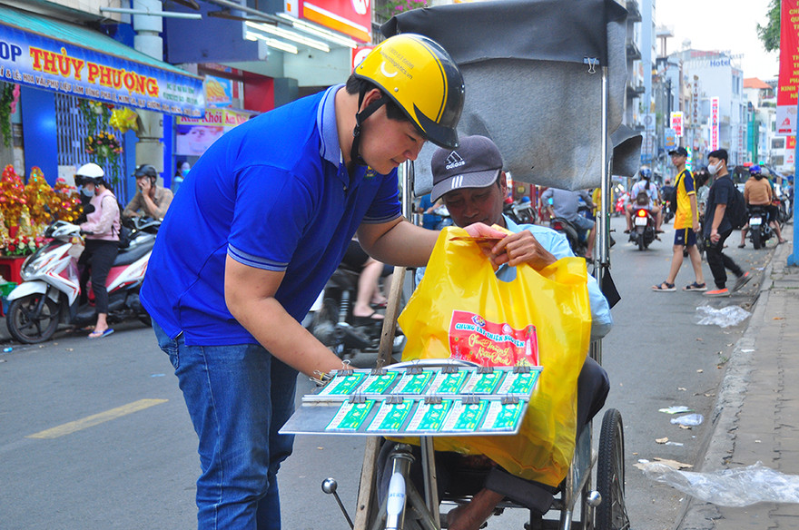 Ấm áp những phần quà dành tặng người nghèo đón Tết