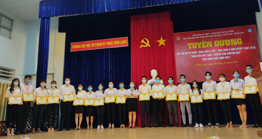 Vĩnh Long tuyên dương hơn 100 'Sinh viên 5 tốt' năm 2021