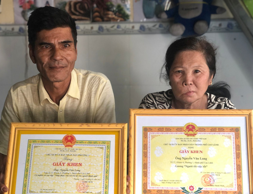 Chủ tịch tỉnh Đồng Tháp khen người nhặt ve chai trả lại gần 1 tỷ cho người đánh mất