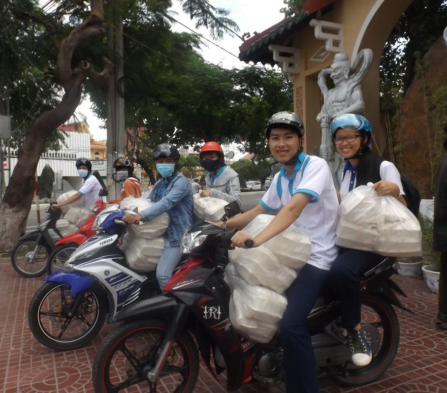 Hàng nghìn suất cơm và khẩu trang miễn phí phục vụ 'sĩ tử' thi THPT