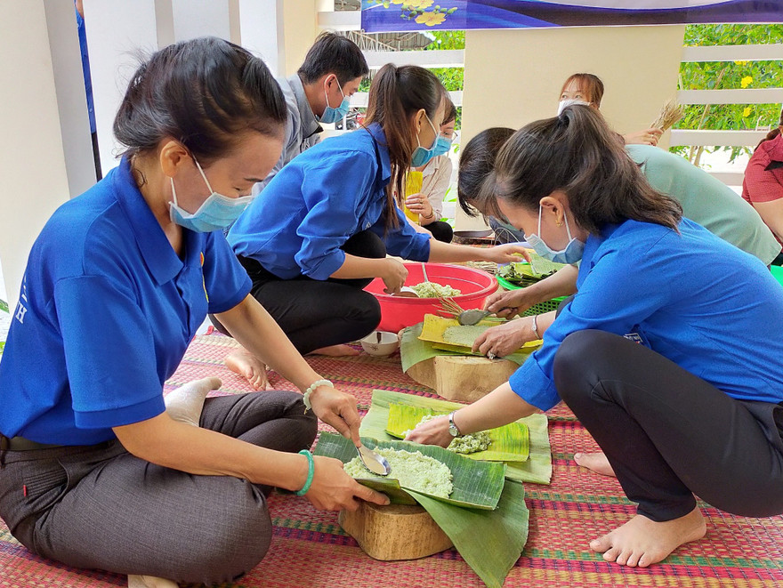 Bạn trẻ đất Sen Hồng gói bánh tét tặng cụ già đón Tết