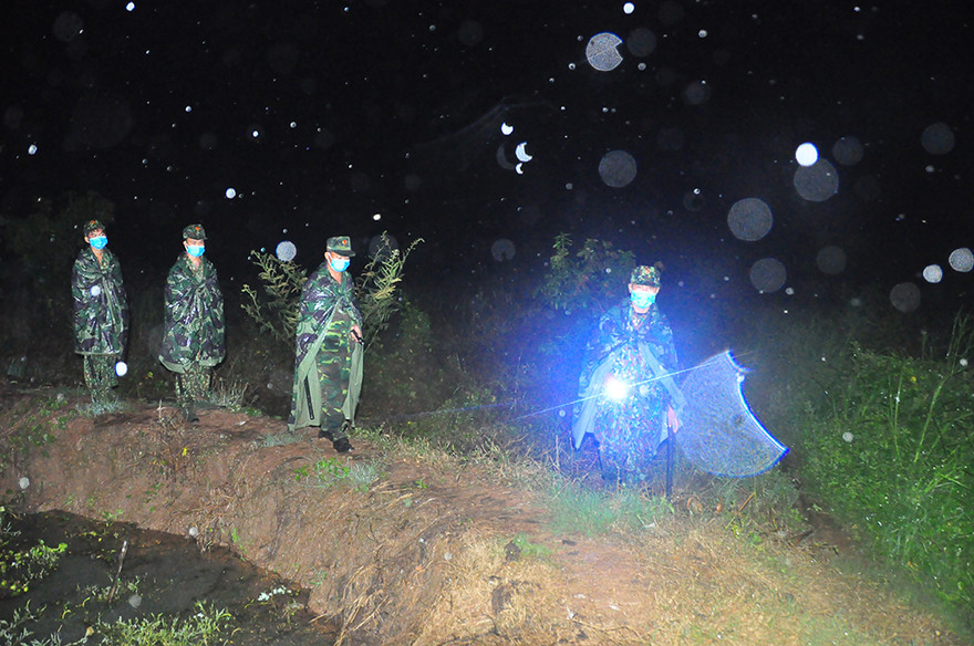 Chiến sỹ biên phòng trắng đêm phòng dịch nơi cửa ngõ biên cương