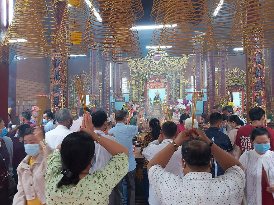 Đông nghịt người viếng chùa ngày đầu năm mới ở Cần Thơ