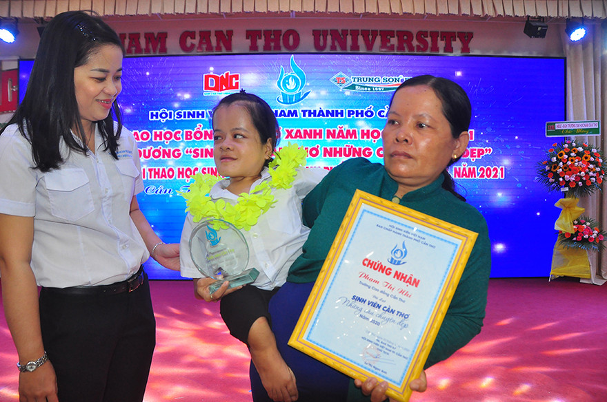 Cảm động với nghị lực của nữ sinh nhiễm chất độc da cam ​