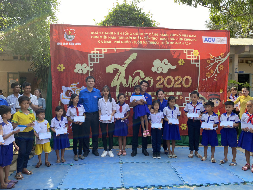 Mang xuân yêu thương đến với trẻ em nghèo vùng sâu