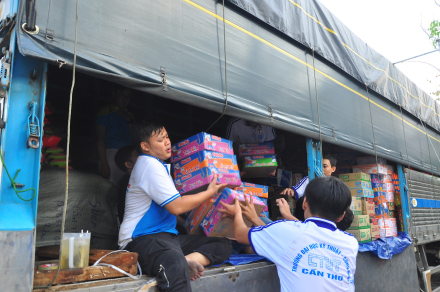 Chuyến xe của tuổi trẻ Cần Thơ đến với đồng bào miền Trung