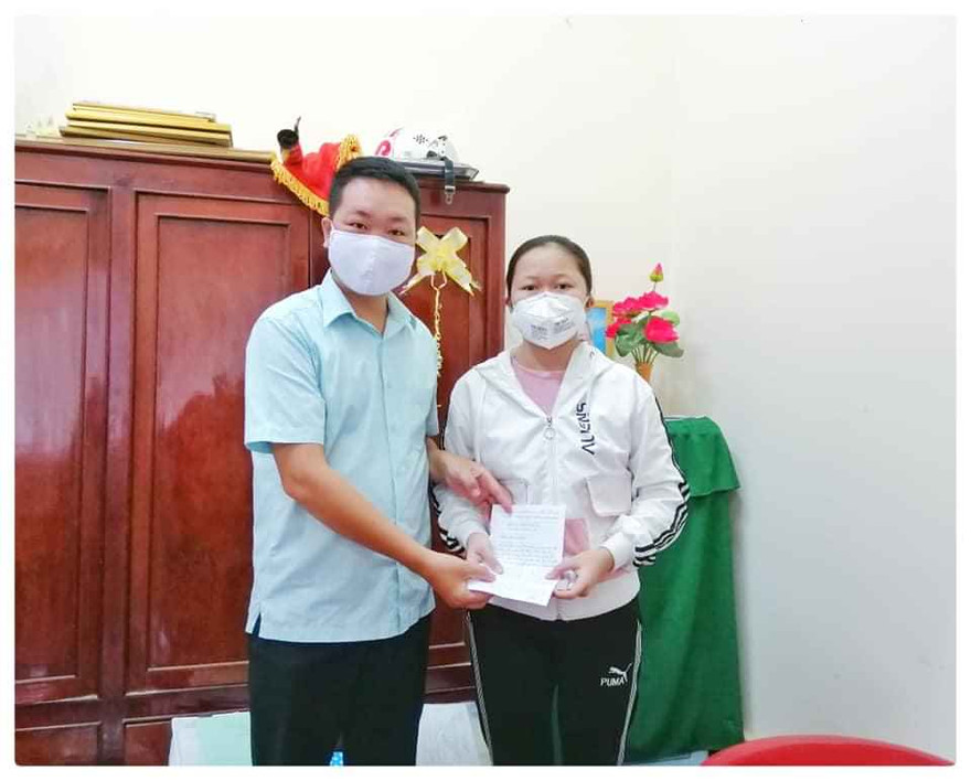 Em Lê Đỗ Anh Thư trao tiền ủng hộ cho đại diện Ủy ban MTTQ Việt Nam tỉnh Sóc Trăng