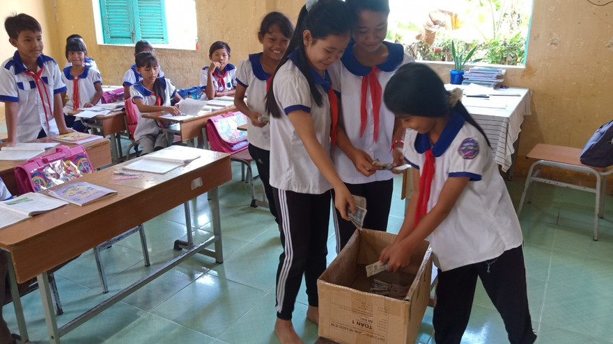 Cảm động học sinh dân tộc ủng hộ đồng bào miền Trung