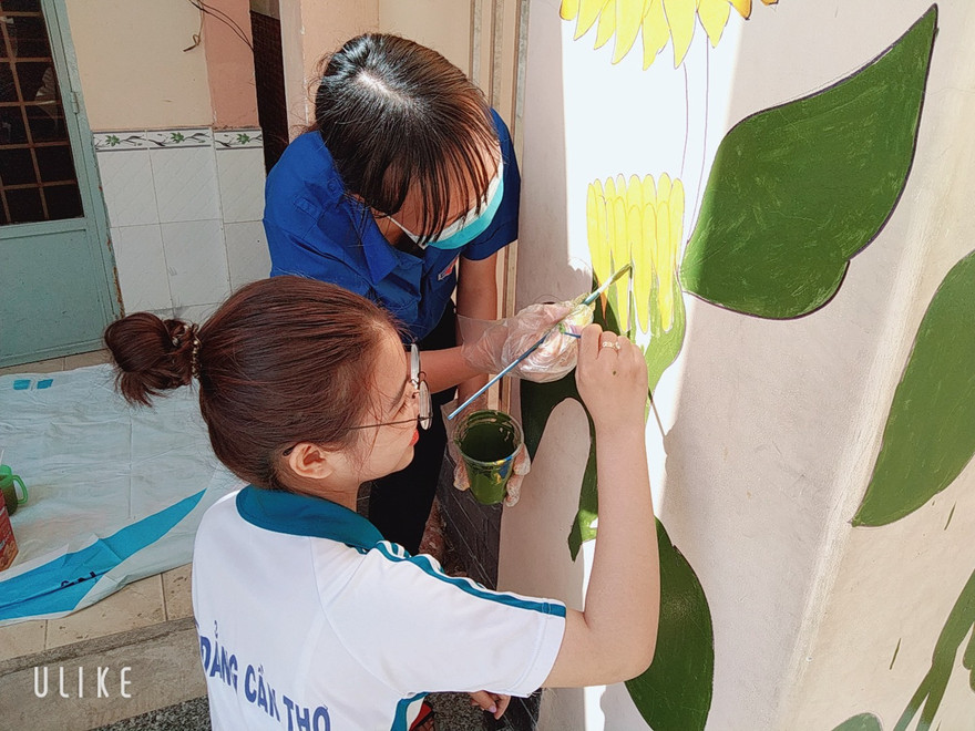 Biến tường cũ kỹ thành bức tranh sinh động đầy màu sắc