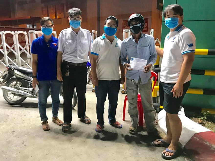 Tình nguyện viên chống dịch Cần Thơ góp tiền giúp đỡ xe ôm bị nạn