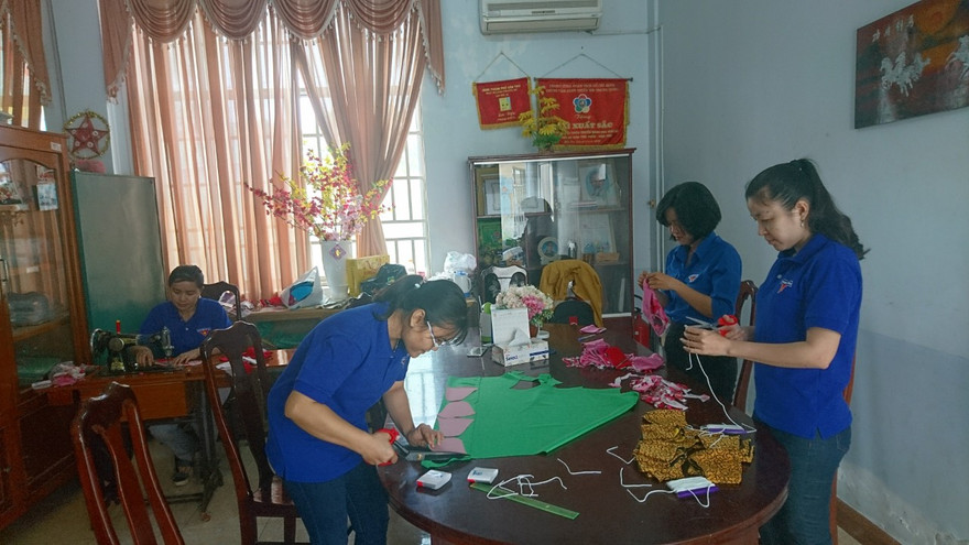 Thanh niên Cần Thơ may 2000 khẩu trang phục vụ học sinh phòng dịch 
