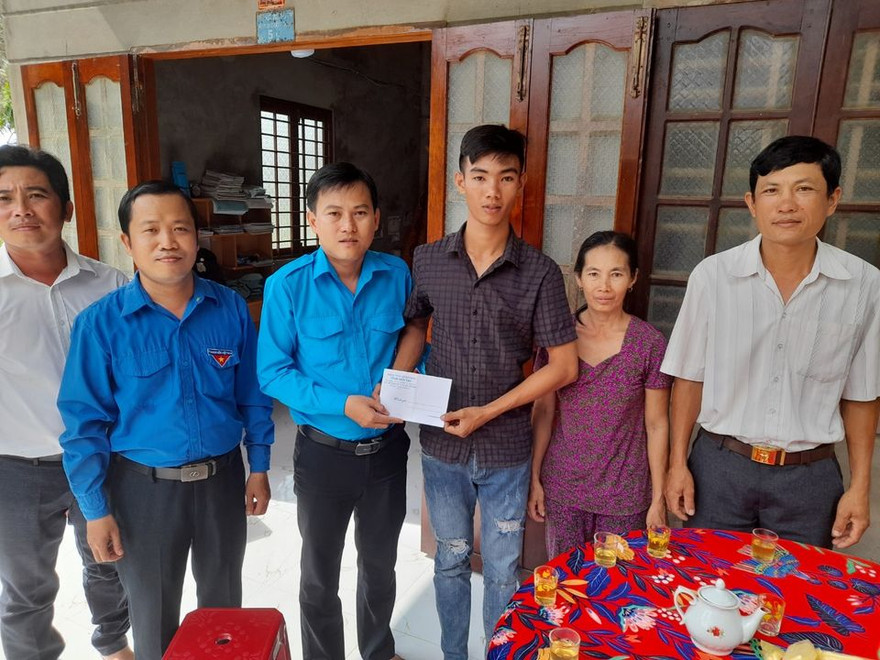 Bí thư Tỉnh đoàn Bến Tre động viên tân binh lên đường nhập ngũ