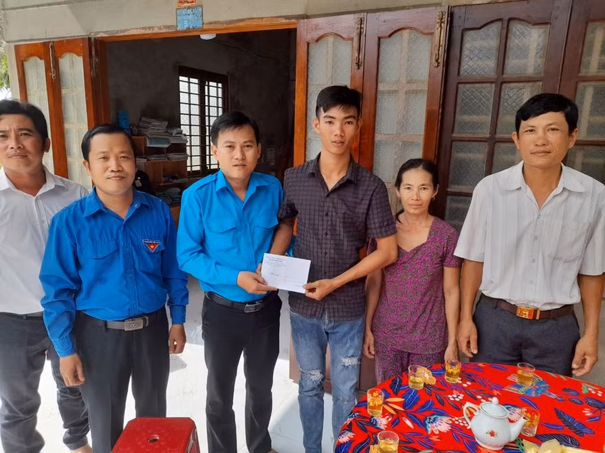 Bí thư Tỉnh đoàn Bến Tre động viên tân binh lên đường nhập ngũ