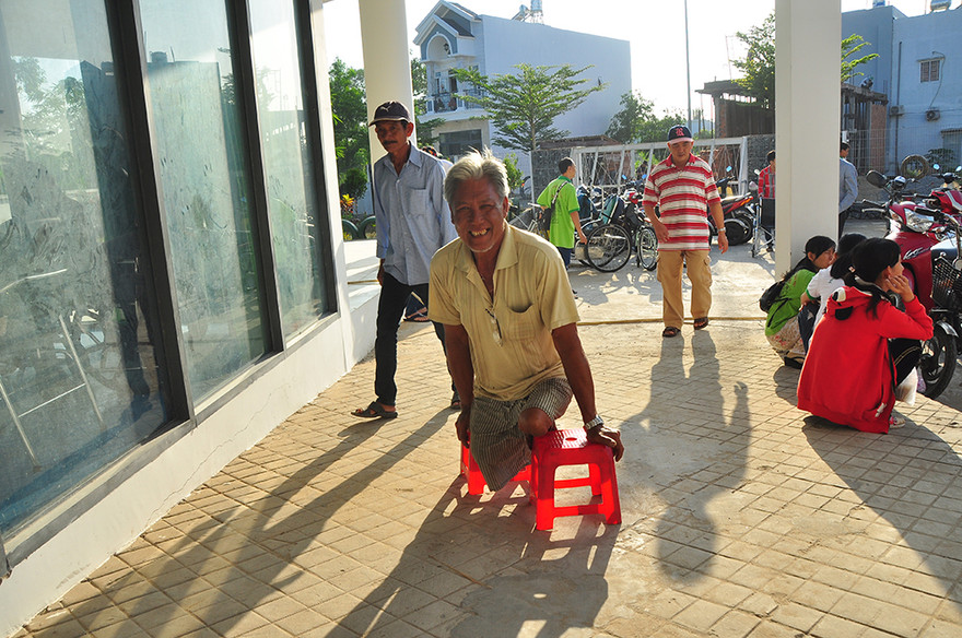 Người khuyết tật vượt hàng chục cây số để nhận quà tết