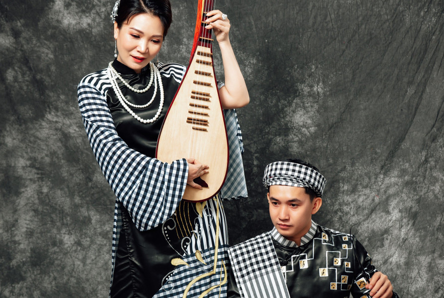 Đờn ca tài tử được khắc họa ấn tượng trên áo dài Việt Nam