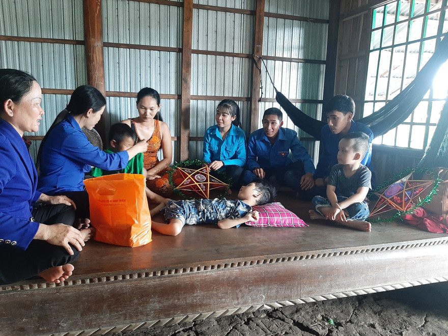 Đoàn viên rửa xe gây quỹ tặng quà cho trẻ khuyết tật vui trung thu