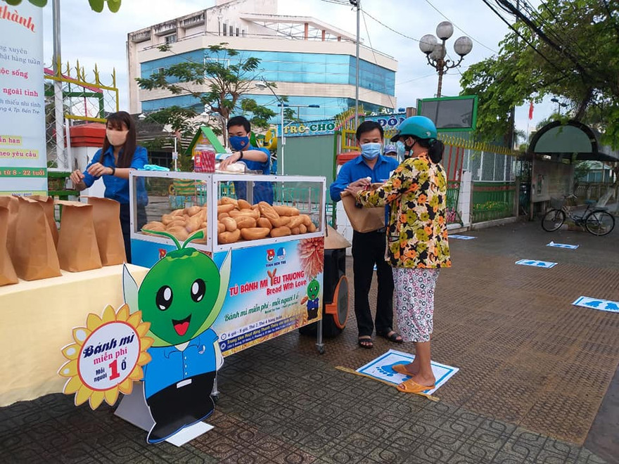 Bánh mì yêu thương ấm lòng người nghèo mùa COVID - 19
