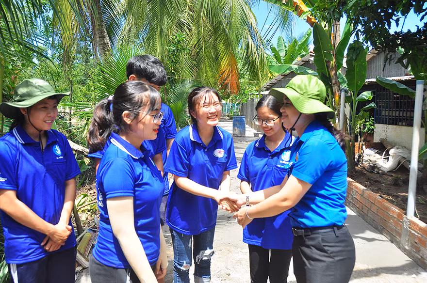 Những 'bóng hồng' tình nguyện không quản nắng mưa