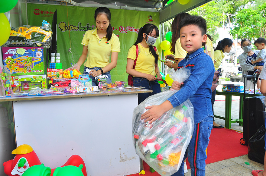 Sôi nổi ngày hội mang đồ nhựa đến đổi quà