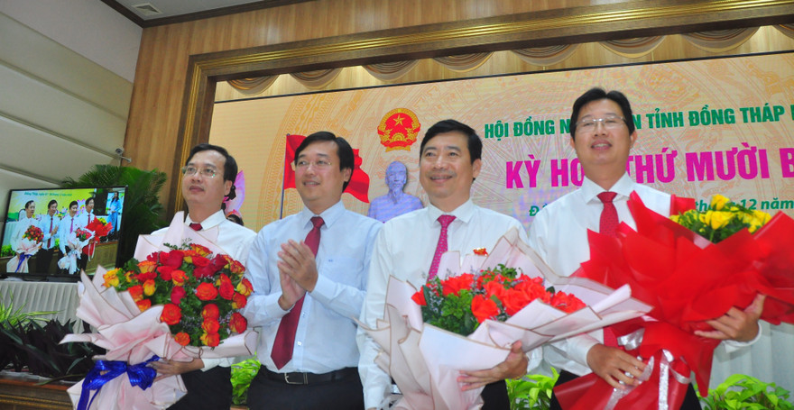 Bí thư Tỉnh ủy Đồng Tháp Lê Quốc Phong chúc mừng Chủ tịch và các Phó chủ tịch UBND tỉnh